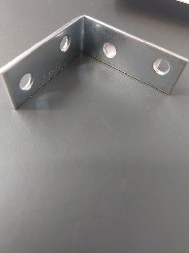 Oceľový uholník 1,5 cm x 4 cm, dĺžka 4 cm, hrúbka 1,5 mm Domax kw40