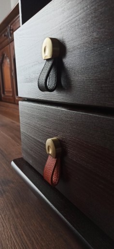 Čierna kožená úchytka na nábytok Koraya