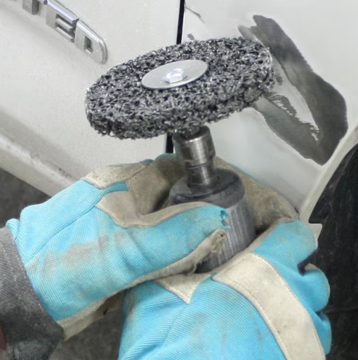 KOTOUČ NA ODSTRAŇOVANIE HRDZY, VLASY ČERNOHO MUŽA, 100 mm, NA DRŽIKU VRTÁKA