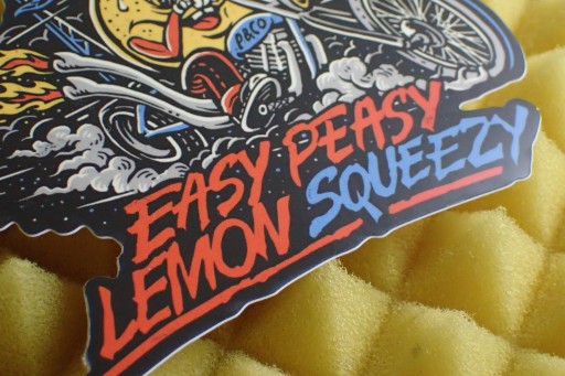 P&CO NÁLEPKA NA HARLEJ EASY PEASY LEMON SQUEEZY 10 x 9,1 cm