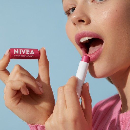 NIVEA Ošetrujúci rúž Watermelon Shine 4,8g