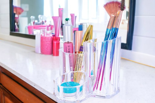 KOZMETICKÝ NÁDOBA 3-priehradkový priehľadný organizér na make-up štetce