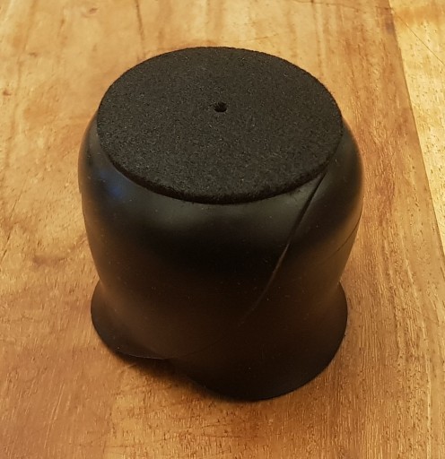 Čierna plstená čiapka pokrýva 40-46 mm