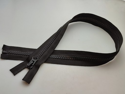 Kocka zips #8 čierna 65 cm
