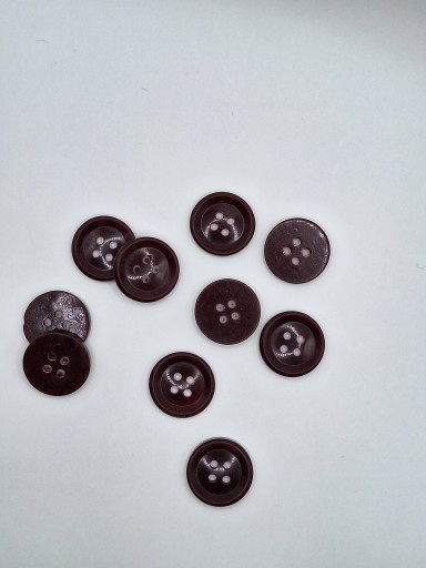 Plastový gombík, bordový, 4 dierky, 20 mm, 10 kusov