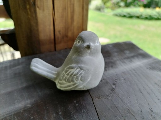 Sivá betónová figúrka vtáčika do záhrady 7x9 cm