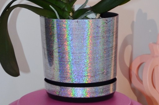 Kvetináč 12 metalický DEKORADOVANÝ HOLO strieborný glitrový