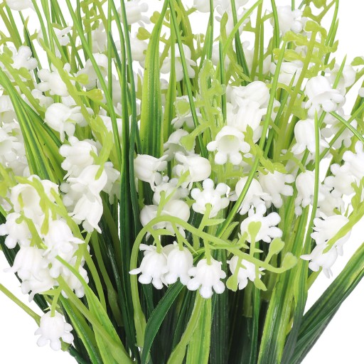 KONALIZAČNÁ KYTICA Z KONALINY PREVÁDZA LISTY NA KRÉMOVÉ PRIJÍMANIE VENCOV