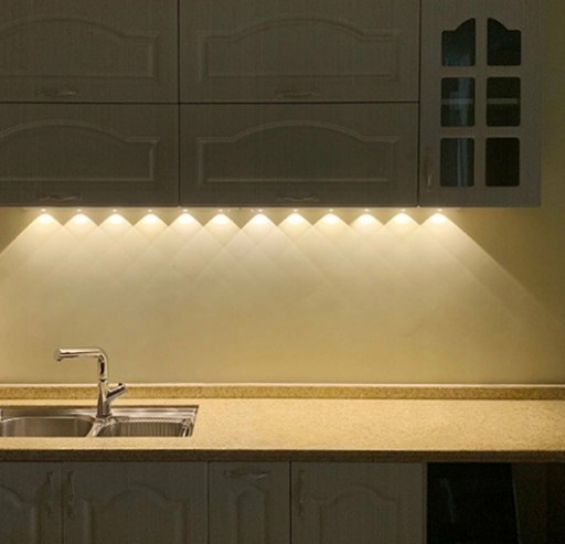 SAMOLEPIACA DOTYKOVÁ BATÉRIOVÁ LED LAMPA