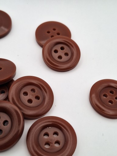 Tehlovohnedý klasický plastový gombík, 4 otvory, 25 mm, 2 kusy