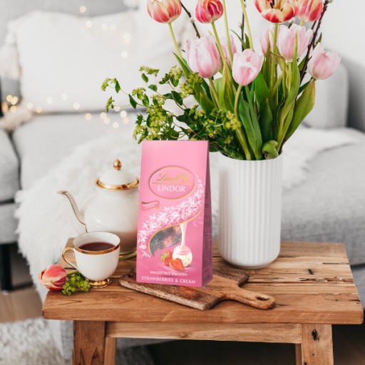 Lindt LINDOR Pralinky pralinky jahodové čokolády biela čokoláda 100g