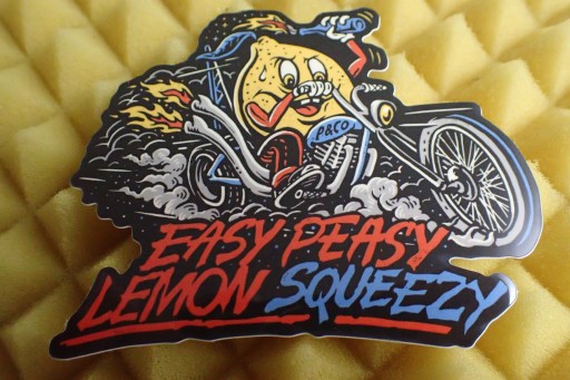 P&CO NÁLEPKA NA HARLEJ EASY PEASY LEMON SQUEEZY 10 x 9,1 cm
