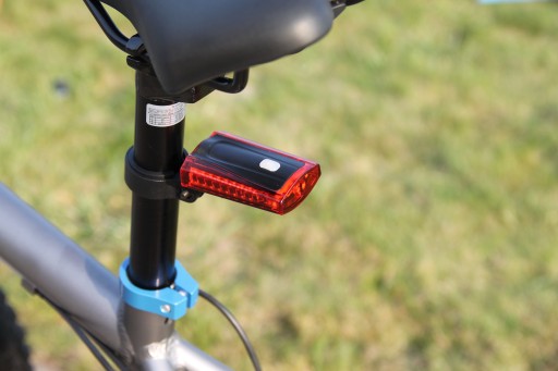 Zadné LED svetlo na bicykel s bočnými svetlami