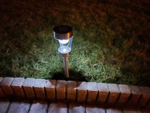NEREZOVÁ LED SOLÁRNA LAMPA