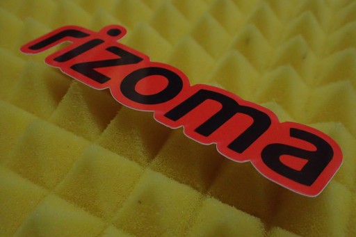 NÁLEPKA RIZOMA NÁLEPKA 11 x 3 cm