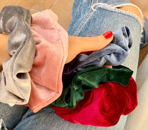 Gumička do vlasov Scrunchies, zamatová, krémová, velúrová, veľká