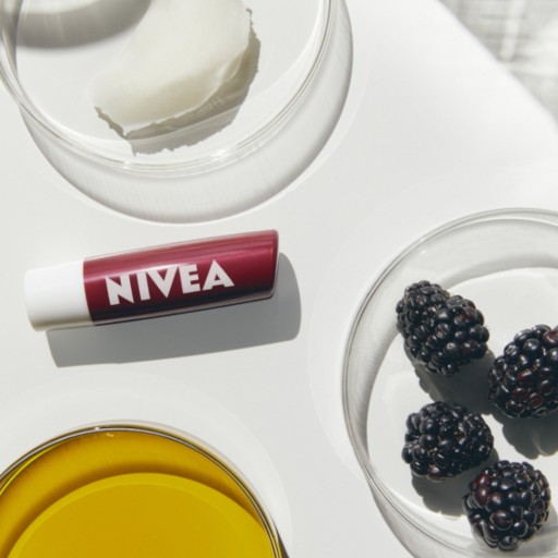 NIVEA BLACKBERRY SHINE Ochranná farba na pery 24h 4,8g