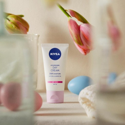 NIVEA 24H hydratačný výživný denný krém SPF15 50 ml