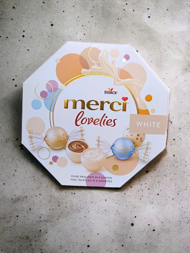 MERCI LOVELIES WHITE PRRALINE SVIEČNICA 185 G Nemecká
