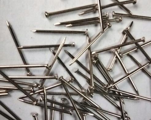 Krátke strieborné krajčírske špendlíky 14 mm na prišívanie kancelárskych špendlíkov