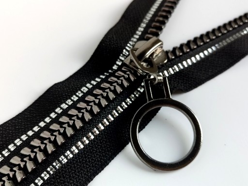 Deliaca kocka zips 8 mm čierny strieborný prúžok 65 cm