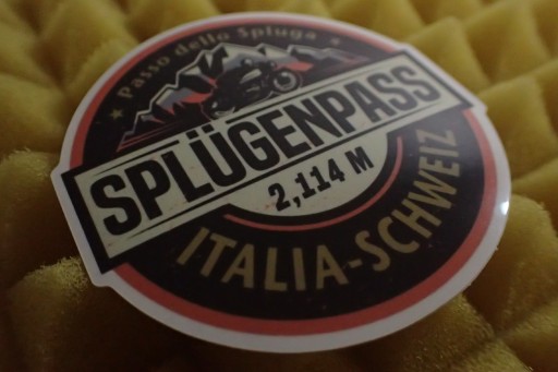 NÁLEPKA SPLUGENPASS ITALIA PASSO DELLO NÁLEPKA 6,6 x 6,6 cm KOLEKCIA