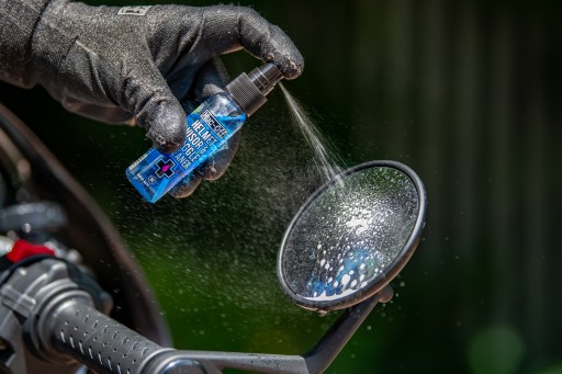 Muc-Off prípravok na čistenie priezorov a skiel prilieb, okuliarov a motocyklov