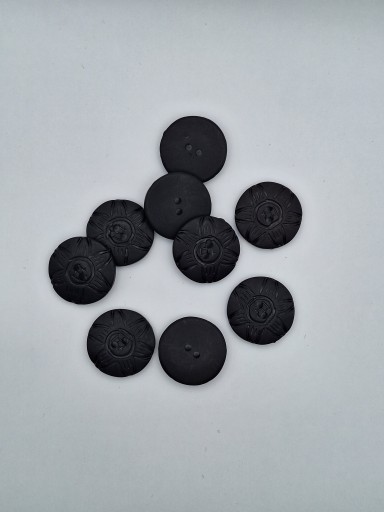 Plastový gombík čierny ozdobný vzor kvetina Classic 2 otvory 23mm 2 ks