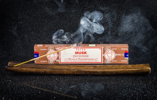 NAG CHAMPA SATYA POLLEN vonné tyčinky 15g Pižmo