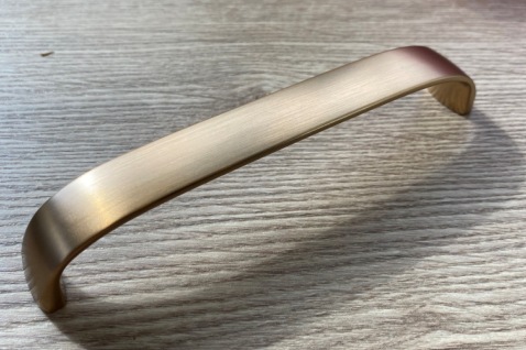 ROVNÁ STAROŽITNÁ ZLATÁ HNEDÁ NÁBYTKOVÁ ÚCHYTKA 128MM