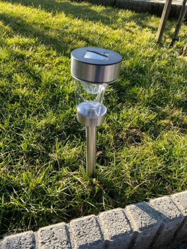 NEREZOVÁ LED SOLÁRNA LAMPA