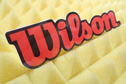 NÁLEPKA WILSON NÁLEPKA 11,6 x 3 cm