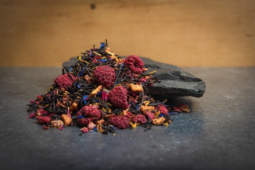 Čierny sypaný čaj NAME OF THE ROSE malina jablko chrpa lupene ruže 50 g