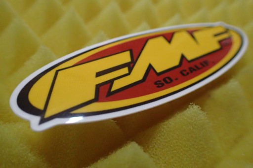 NÁLEPKA FMF DAKAR MOTOKROS NÁLEPKA 9,2 x 3 cm