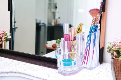 KOZMETICKÝ NÁDOBA 3-priehradkový priehľadný organizér na make-up štetce
