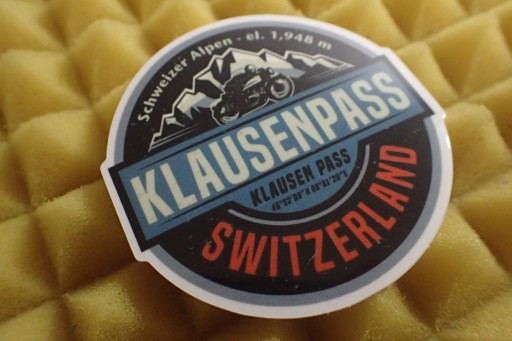 NÁLEPKA KLAUSENPASS ŠVAJČIARSKO 6,6 x 6,6 cm UNIKÁTNA KOLEKCIA