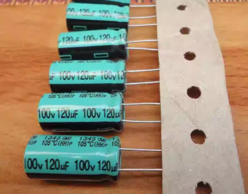 CE 120 uF/100V BALENIE 10 KS. ELEKTROLYTICKÝ KONDENZÁTOR