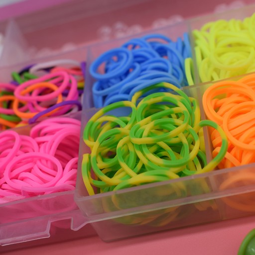 SADA NA VÝROBU GUMOVÝCH NÁRAMKOV 2000 KS PÍSMENOVÝCH KORÁLOK