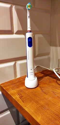 STAND, stojan, trojnožka, pre 4 osoby. HLAVICE ORAL-B A 2 KEFY