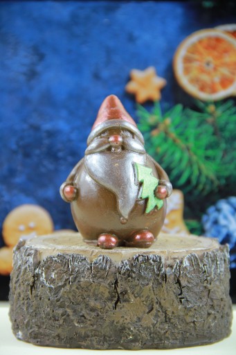 Santa Claus s vianočným stromčekom vyrobeným z čokolády