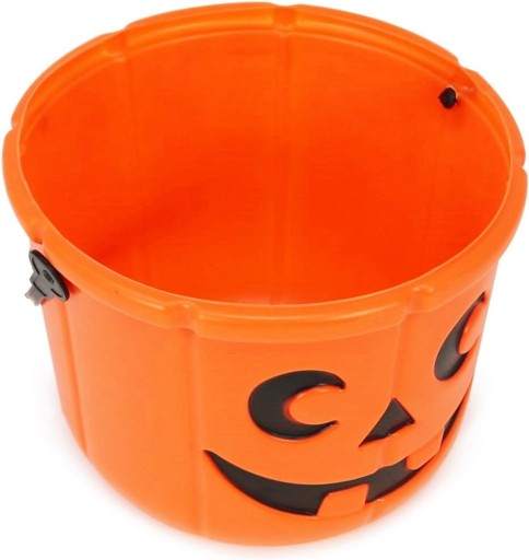 Halloweenska dekorácia vo vedierku na cukrovinky z tekvice