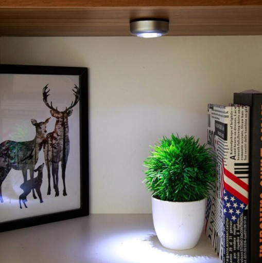 Malá, bezdrôtová, 3-LED, samolepiaca, batériou napájaná lampa citlivá na dotyk