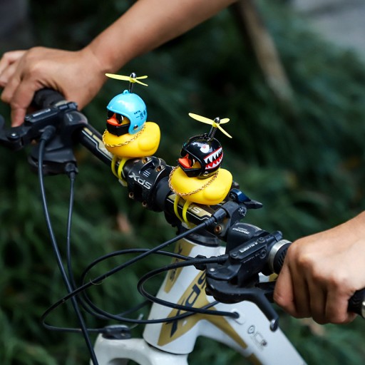 Svetlo na bicykel, zvonček, kačica v prilbe - Baránok