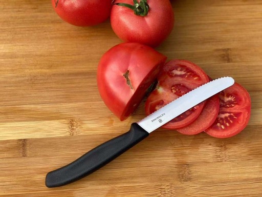 Victorinox 6.7833 nôž na zeleninu, zúbkovaný, čierny