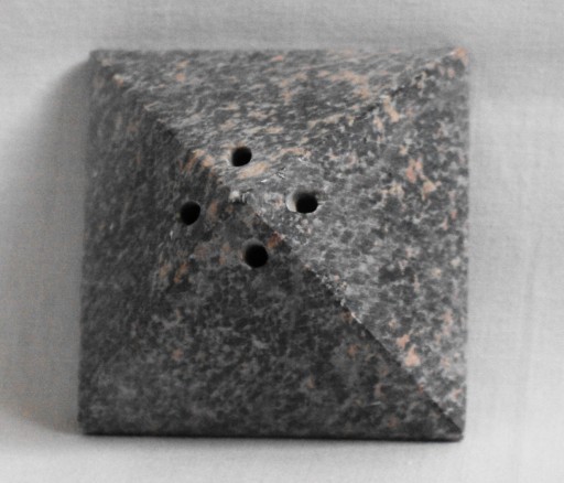 Stojan na kameň na vonné tyčinky, pyramída