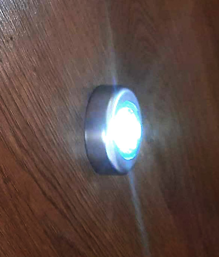 Samolepiace podskrinkové nábytkové svietidlo LAMPKA pre LED nábytok