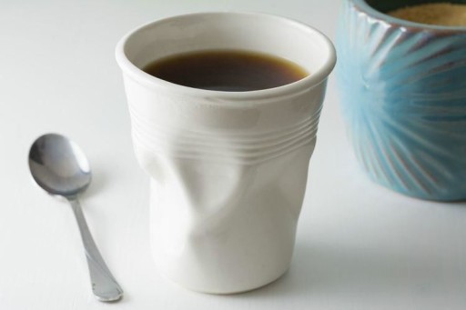 DRVENÝ hrnček VYPADÁ AKO VYTVORENÝ PORCELÁN