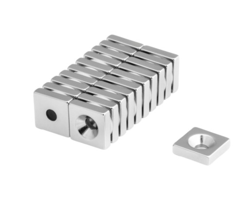 NEODYMOVÝ MAGNET 15x15x4 mm NA SKRUTKU