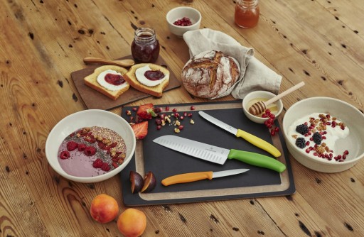 VICTORINOX Nôž na zeleninu a ovocie, ostrý, zúbkovaný