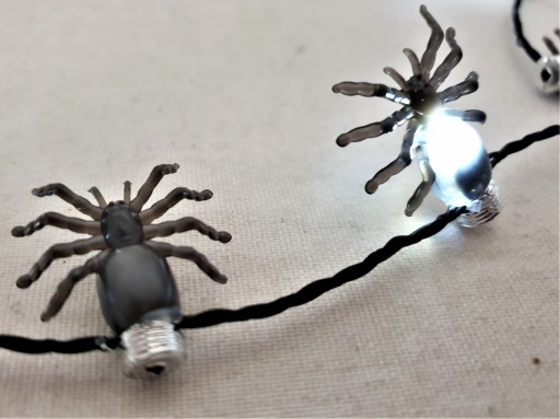 SPIDER LED HALLOWEENOVÁ DEKORÁCIA SVIETIACI NÁHRDELNÍK SPIDER OZDOBA